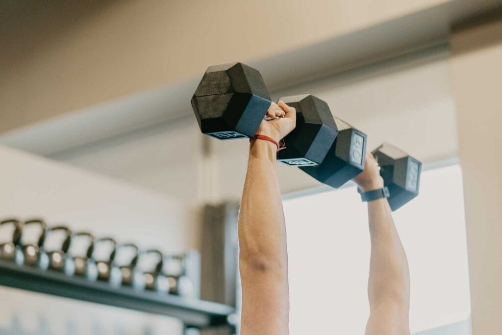 Dumbbels lifting at the gym